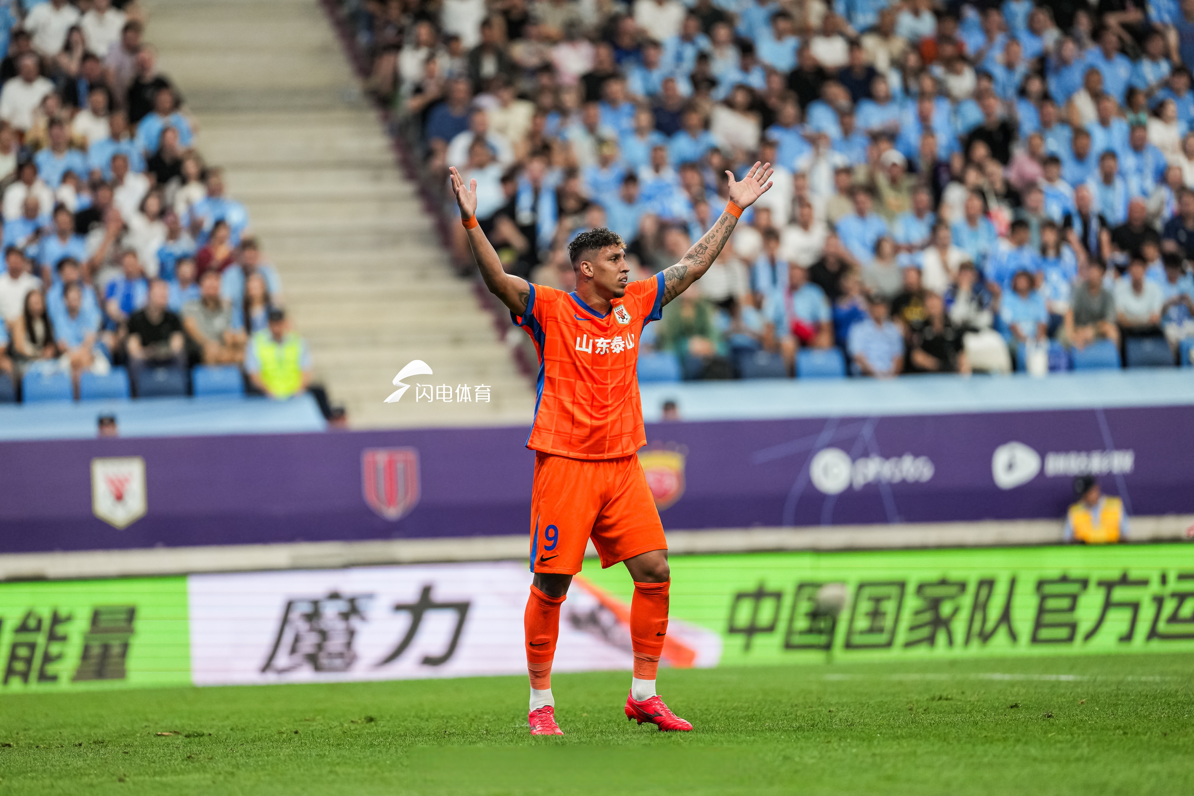 赛地聚焦:荷甲集结日热度飙升,西汉姆再遭质疑,态度坚定,临场指挥获称赞的简单介绍-开云APP