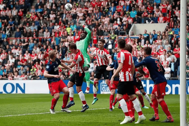 巴塞罗那训练开放日；赛前刷新队史纪录引欢呼；荷甲在即；阵容厚度经受考验的简单介绍-开云体育官网